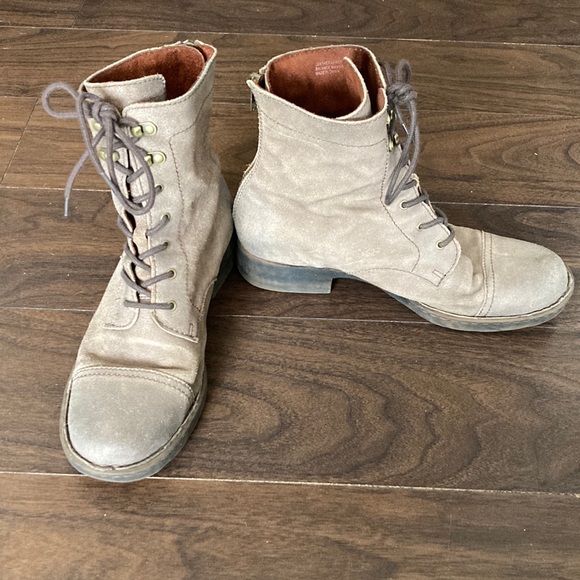 BORN Lace Up Boots - Size 10 - Picture 2 of 5